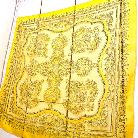 <img class='new_mark_img1' src='https://img.shop-pro.jp/img/new/icons13.gif' style='border:none;display:inline;margin:0px;padding:0px;width:auto;' />Yellow Sheer Damask Pattern Scarf