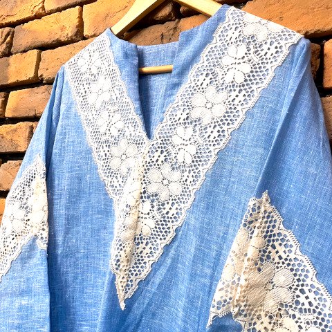 <img class='new_mark_img1' src='https://img.shop-pro.jp/img/new/icons13.gif' style='border:none;display:inline;margin:0px;padding:0px;width:auto;' />Sax Blue Laced Tunic Blouse