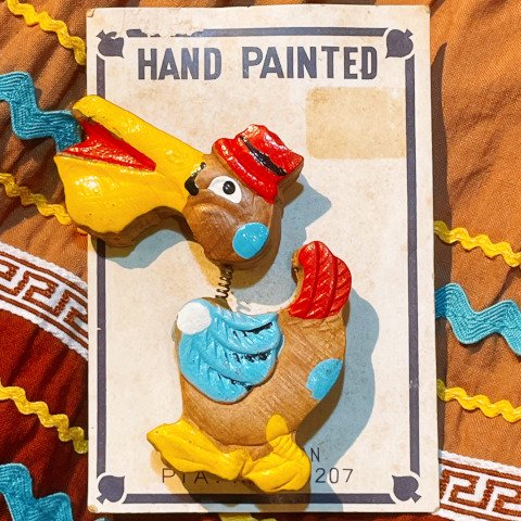 <img class='new_mark_img1' src='https://img.shop-pro.jp/img/new/icons13.gif' style='border:none;display:inline;margin:0px;padding:0px;width:auto;' />Pelican Bobble Head Wooden Brooch