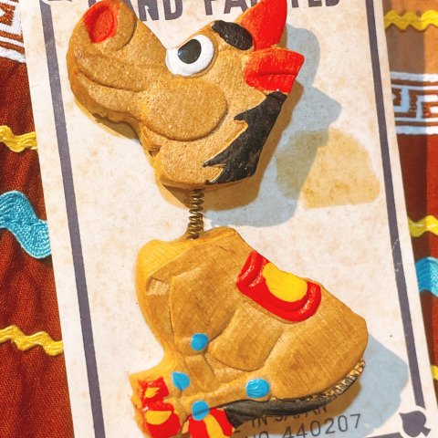<img class='new_mark_img1' src='https://img.shop-pro.jp/img/new/icons13.gif' style='border:none;display:inline;margin:0px;padding:0px;width:auto;' />Donkey Bobble Head Wooden Brooch