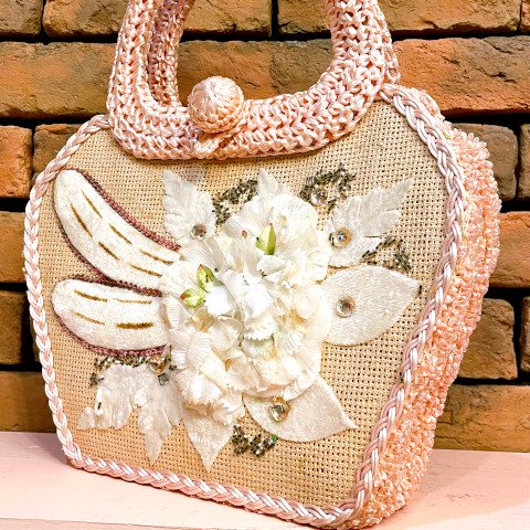 <img class='new_mark_img1' src='https://img.shop-pro.jp/img/new/icons13.gif' style='border:none;display:inline;margin:0px;padding:0px;width:auto;' />Flower & Beads Raffia Purse