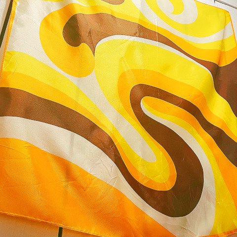 <img class='new_mark_img1' src='https://img.shop-pro.jp/img/new/icons13.gif' style='border:none;display:inline;margin:0px;padding:0px;width:auto;' />Yellow Geometric Design Scarf