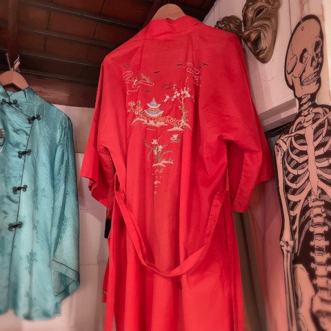 <img class='new_mark_img1' src='https://img.shop-pro.jp/img/new/icons13.gif' style='border:none;display:inline;margin:0px;padding:0px;width:auto;' />Hand Embroidered Oriental Souvenir Robe
