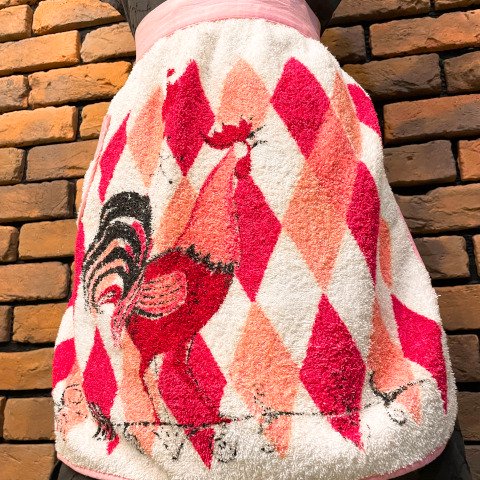 <img class='new_mark_img1' src='https://img.shop-pro.jp/img/new/icons13.gif' style='border:none;display:inline;margin:0px;padding:0px;width:auto;' />Pink Rooster & Diamond Pattern Pile Apron