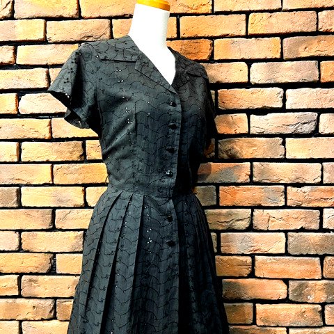 <img class='new_mark_img1' src='https://img.shop-pro.jp/img/new/icons13.gif' style='border:none;display:inline;margin:0px;padding:0px;width:auto;' />Black Cotton Eyelet Sailor Collar Dress
