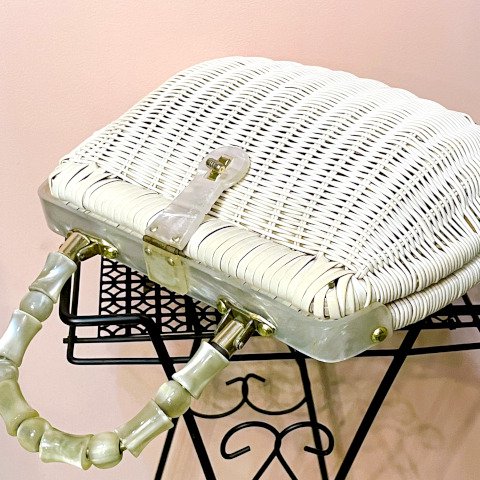 <img class='new_mark_img1' src='https://img.shop-pro.jp/img/new/icons13.gif' style='border:none;display:inline;margin:0px;padding:0px;width:auto;' />Lucite Handle White Wicker Basket Purse