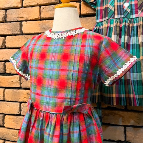 <img class='new_mark_img1' src='https://img.shop-pro.jp/img/new/icons13.gif' style='border:none;display:inline;margin:0px;padding:0px;width:auto;' />Lace & Bow Cotton Plaid Girls Dress