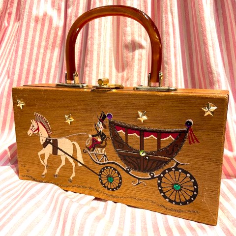 <img class='new_mark_img1' src='https://img.shop-pro.jp/img/new/icons13.gif' style='border:none;display:inline;margin:0px;padding:0px;width:auto;' />Carriage Jewel Tone Wooden box Purse