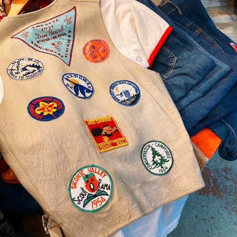 <img class='new_mark_img1' src='https://img.shop-pro.jp/img/new/icons13.gif' style='border:none;display:inline;margin:0px;padding:0px;width:auto;' />30-40's Nubuck Vest with Patches