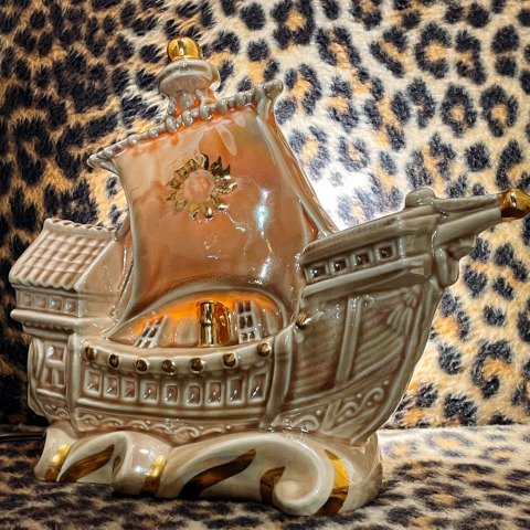 <img class='new_mark_img1' src='https://img.shop-pro.jp/img/new/icons13.gif' style='border:none;display:inline;margin:0px;padding:0px;width:auto;' />Midcentury Ceramic Pirate Ship TV Lamp