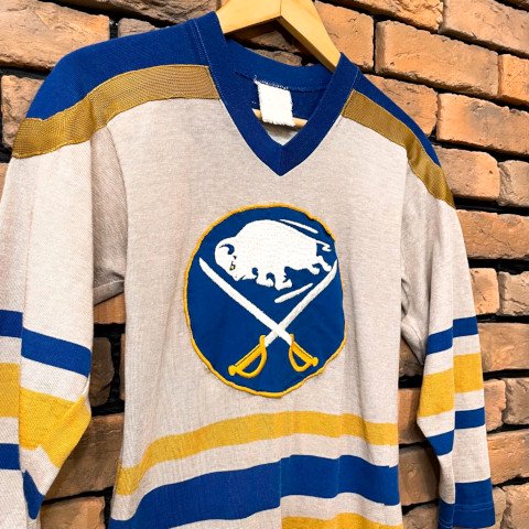 <img class='new_mark_img1' src='https://img.shop-pro.jp/img/new/icons13.gif' style='border:none;display:inline;margin:0px;padding:0px;width:auto;' />Buffalo Sabres Athletic Rayon Tee