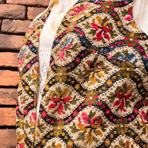 <img class='new_mark_img1' src='https://img.shop-pro.jp/img/new/icons13.gif' style='border:none;display:inline;margin:0px;padding:0px;width:auto;' />Floral Tapestry Boho Long Vest