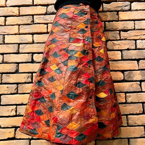 <img class='new_mark_img1' src='https://img.shop-pro.jp/img/new/icons13.gif' style='border:none;display:inline;margin:0px;padding:0px;width:auto;' />Fish Scale Leather Patchwork A-Line Skirt