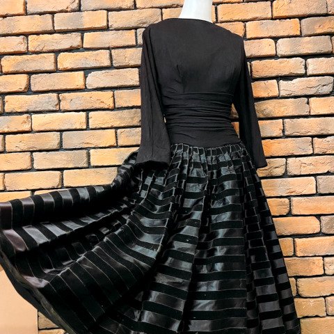 <img class='new_mark_img1' src='https://img.shop-pro.jp/img/new/icons13.gif' style='border:none;display:inline;margin:0px;padding:0px;width:auto;' />Velvet & Taffeta Striped Skirt Black Dress