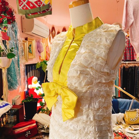 <img class='new_mark_img1' src='https://img.shop-pro.jp/img/new/icons13.gif' style='border:none;display:inline;margin:0px;padding:0px;width:auto;' />Yellow Bow & Lace Mod Mini Dress