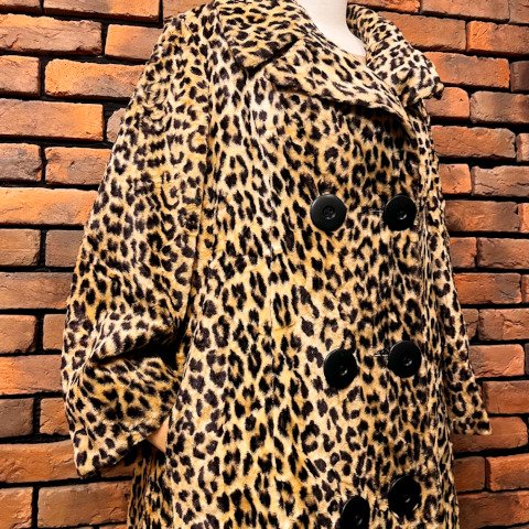 <img class='new_mark_img1' src='https://img.shop-pro.jp/img/new/icons13.gif' style='border:none;display:inline;margin:0px;padding:0px;width:auto;' />Leopard Print Fur Double Breasted Coat
