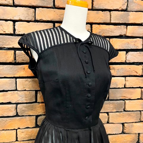 <img class='new_mark_img1' src='https://img.shop-pro.jp/img/new/icons13.gif' style='border:none;display:inline;margin:0px;padding:0px;width:auto;' />1950's Black Striped Neck Sheer Dress