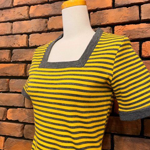 <img class='new_mark_img1' src='https://img.shop-pro.jp/img/new/icons13.gif' style='border:none;display:inline;margin:0px;padding:0px;width:auto;' />Yellow & Gray Square Collar Knit Top