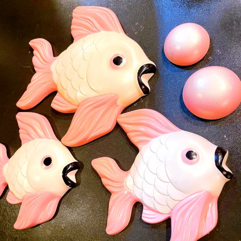 <img class='new_mark_img1' src='https://img.shop-pro.jp/img/new/icons13.gif' style='border:none;display:inline;margin:0px;padding:0px;width:auto;' />MILLER STUDIO Chalkware Wall Deco, Fish with Bubbles Set