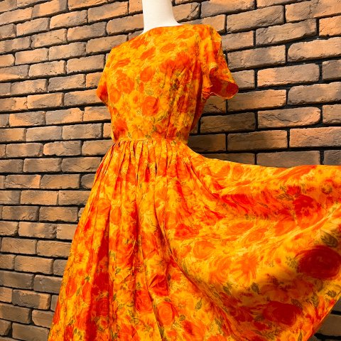 <img class='new_mark_img1' src='https://img.shop-pro.jp/img/new/icons13.gif' style='border:none;display:inline;margin:0px;padding:0px;width:auto;' />Orange Floral Pleated Dress