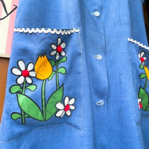 <img class='new_mark_img1' src='https://img.shop-pro.jp/img/new/icons13.gif' style='border:none;display:inline;margin:0px;padding:0px;width:auto;' />Flower Paint & Rickrack Chambray Day Dress