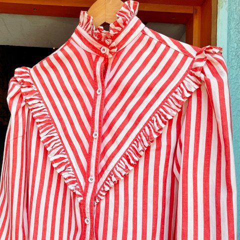 <img class='new_mark_img1' src='https://img.shop-pro.jp/img/new/icons13.gif' style='border:none;display:inline;margin:0px;padding:0px;width:auto;' />Circus Stripe & Frills Blouse