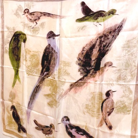 <img class='new_mark_img1' src='https://img.shop-pro.jp/img/new/icons13.gif' style='border:none;display:inline;margin:0px;padding:0px;width:auto;' />Bird Pattern Big Square Scarf