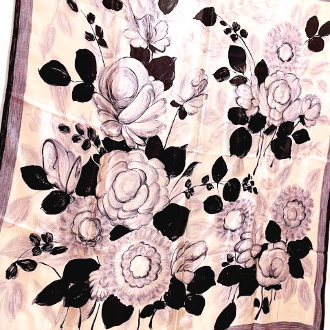 <img class='new_mark_img1' src='https://img.shop-pro.jp/img/new/icons13.gif' style='border:none;display:inline;margin:0px;padding:0px;width:auto;' />Flower Pattern Big Square Scarf