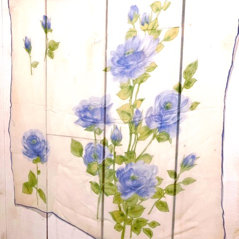 <img class='new_mark_img1' src='https://img.shop-pro.jp/img/new/icons13.gif' style='border:none;display:inline;margin:0px;padding:0px;width:auto;' />Blue Flower Pattern Sheer Scarf