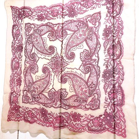 <img class='new_mark_img1' src='https://img.shop-pro.jp/img/new/icons13.gif' style='border:none;display:inline;margin:0px;padding:0px;width:auto;' />Pink Paisley Pattern Sheer Scarf