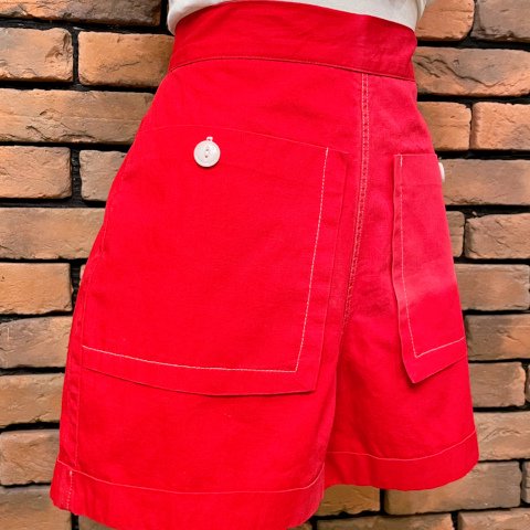 <img class='new_mark_img1' src='https://img.shop-pro.jp/img/new/icons13.gif' style='border:none;display:inline;margin:0px;padding:0px;width:auto;' />Red High Waisted with Back Zip Shorts
