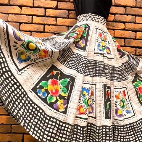 <img class='new_mark_img1' src='https://img.shop-pro.jp/img/new/icons13.gif' style='border:none;display:inline;margin:0px;padding:0px;width:auto;' />Mexican Souvenir Hand Painted Full Circle Wrap Skirt
