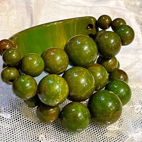 <img class='new_mark_img1' src='https://img.shop-pro.jp/img/new/icons13.gif' style='border:none;display:inline;margin:0px;padding:0px;width:auto;' />Green Marbled Bakelite Stretch Bracelet