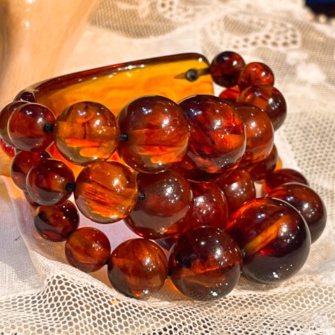 <img class='new_mark_img1' src='https://img.shop-pro.jp/img/new/icons13.gif' style='border:none;display:inline;margin:0px;padding:0px;width:auto;' />Amber Marbled Bakelite Stretch Bracelet