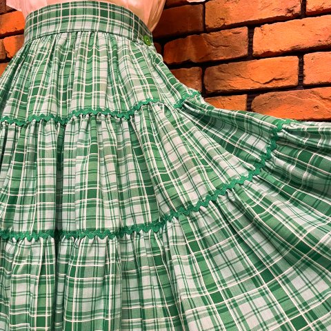 <img class='new_mark_img1' src='https://img.shop-pro.jp/img/new/icons13.gif' style='border:none;display:inline;margin:0px;padding:0px;width:auto;' />Ricrac with Tiered Green Plaid Cotton Skirt