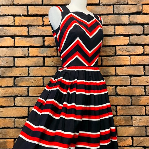 <img class='new_mark_img1' src='https://img.shop-pro.jp/img/new/icons13.gif' style='border:none;display:inline;margin:0px;padding:0px;width:auto;' />1950's Black & Red & White Striped Cotton Dress