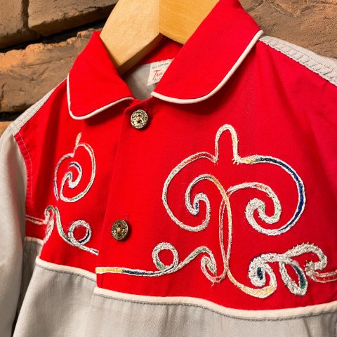 <img class='new_mark_img1' src='https://img.shop-pro.jp/img/new/icons13.gif' style='border:none;display:inline;margin:0px;padding:0px;width:auto;' />Two Tone Embroidered  Kid's Western Shirt