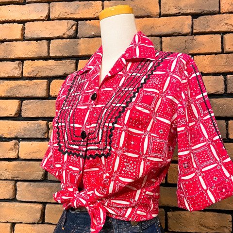 <img class='new_mark_img1' src='https://img.shop-pro.jp/img/new/icons13.gif' style='border:none;display:inline;margin:0px;padding:0px;width:auto;' />Red Bandana Print with Pic Rac Open Collar Blouse