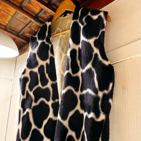 <img class='new_mark_img1' src='https://img.shop-pro.jp/img/new/icons13.gif' style='border:none;display:inline;margin:0px;padding:0px;width:auto;' />Giraffe Print Fur Vest