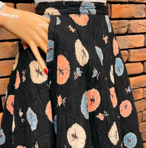 <img class='new_mark_img1' src='https://img.shop-pro.jp/img/new/icons13.gif' style='border:none;display:inline;margin:0px;padding:0px;width:auto;' />Ballet Dancer Novelty Print Quilted Cotton Circle Skirt