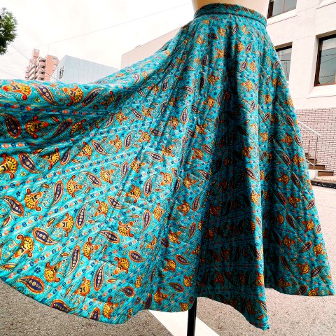 <img class='new_mark_img1' src='https://img.shop-pro.jp/img/new/icons13.gif' style='border:none;display:inline;margin:0px;padding:0px;width:auto;' />Turquoise Paisley Print Quilted Cotton Full Circle Skirt