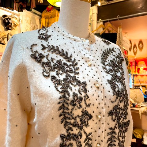 <img class='new_mark_img1' src='https://img.shop-pro.jp/img/new/icons13.gif' style='border:none;display:inline;margin:0px;padding:0px;width:auto;' />Dead Stock, Bronze Beaded Lam's Wool Cardigan