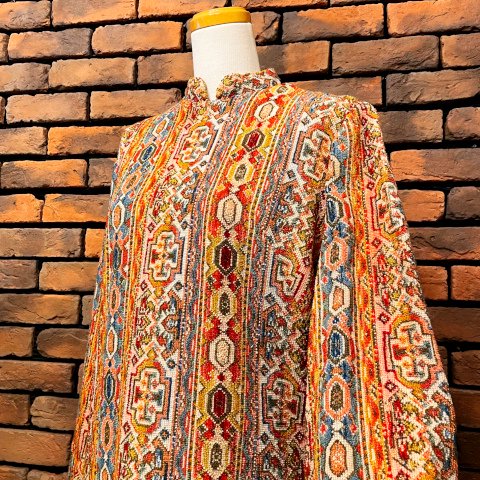 <img class='new_mark_img1' src='https://img.shop-pro.jp/img/new/icons13.gif' style='border:none;display:inline;margin:0px;padding:0px;width:auto;' />Stand Collar Tapestry Shift Dress