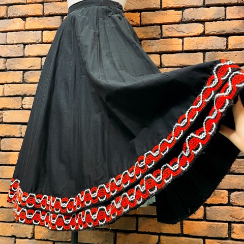 <img class='new_mark_img1' src='https://img.shop-pro.jp/img/new/icons13.gif' style='border:none;display:inline;margin:0px;padding:0px;width:auto;' />Tyrolean Folk Black Circle Skirt