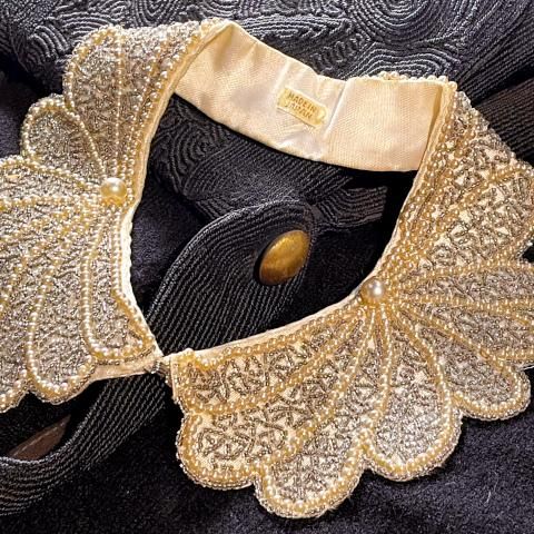 <img class='new_mark_img1' src='https://img.shop-pro.jp/img/new/icons13.gif' style='border:none;display:inline;margin:0px;padding:0px;width:auto;' />1950's Scalloped Design Pearl Beaded Collar