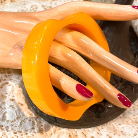 <img class='new_mark_img1' src='https://img.shop-pro.jp/img/new/icons13.gif' style='border:none;display:inline;margin:0px;padding:0px;width:auto;' />Geometric Orange Butterscotch Bakelite Bangle