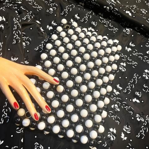 <img class='new_mark_img1' src='https://img.shop-pro.jp/img/new/icons13.gif' style='border:none;display:inline;margin:0px;padding:0px;width:auto;' />Black & White 2tone Beaded Clutch Purse