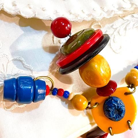 <img class='new_mark_img1' src='https://img.shop-pro.jp/img/new/icons13.gif' style='border:none;display:inline;margin:0px;padding:0px;width:auto;' />Bakelite Man with Buckets Pin Brooch