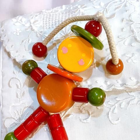 <img class='new_mark_img1' src='https://img.shop-pro.jp/img/new/icons13.gif' style='border:none;display:inline;margin:0px;padding:0px;width:auto;' />Bakelite Rattle Crib Toy Pin Brooch