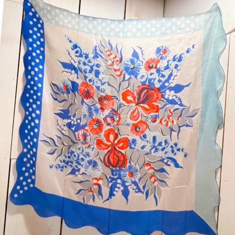 <img class='new_mark_img1' src='https://img.shop-pro.jp/img/new/icons13.gif' style='border:none;display:inline;margin:0px;padding:0px;width:auto;' />Floral & Dot Scallop Silk Scarf